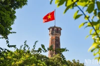 Красный флаг с желтой звездой развевается на Флаговой башне Ханоя.