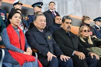 Генеральный секретарь ЦК КПВ То Лам с супругой на почетной трибуне на Красной площади во время военного парада.
