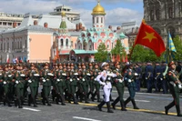Коробка Вьетнамской народной армии проходит маршем мимо трибуны на Красной площади. Фото: РИА Новости