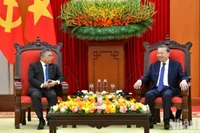 Генеральный секретарь ЦК КПВ То Лам и Посол Филиппин во Вьетнаме Мейнардо Лос Баньос Монтеалегре. Фото: Данг Кхоа
