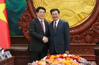 Президент Вьетнама Лыонг Кыонг и Генеральный секретарь ЦК НРПЛ, Президент Лаоса Тхонглун Сисулит. 