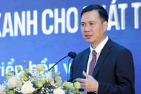 Замминистра науки и технологий Буй Тхэ Зюи выступает на форуме. 