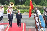 Президент Во Ван Тхыонг и Президент Казахстана Касым-Жомарт Токаев обходят строй почетного караула. Фото: Тхюи Нгуен