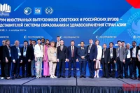Делегаты-гости форума фотографируются на память. 