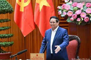 Премьер-министр Фам Минь Тьинь выступает на заседании. (Фото: Чан Хай)