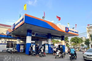 Жители покупают топливо. (Фото: ВИА)