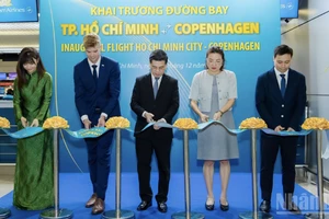 Vietnam Airlines разрезает ленту в знак открытия маршрута город Хошимин – Копенгаген с участием представителей заинтересованных ведомств.