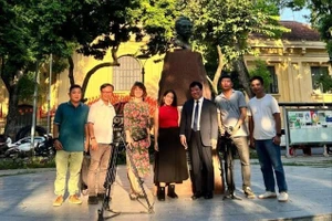 Съёмочная группа работает в Ханое. (Фото: VTV)