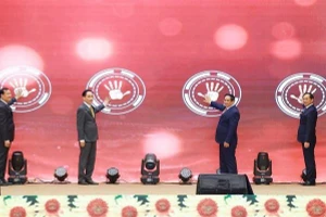 Премьер-министр Фам Минь Тьинь и руководство МИД открывают Базу данных по международным договорам. (Фото: ВИА)