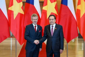 Председатель Национального собрания Вьетнама Чан Тхань Ман и Председатель Сената Парламента Чешской Республики Милош Выстрчил. (Фото: Зюи Линь)