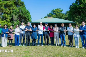 Послы и представители стран АСЕАН в Токио фотографируются на память. (Фото: ВИА)