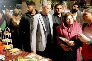 Вьетнамский стенд вызвал интерес у многих пакистанских гостей. (Фото: Посольство Вьетнама в Пакистане)