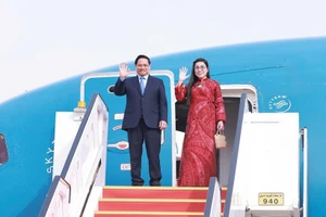 Премьер-министр Фам Минь Тьинь и его супруга начали официальный визит в Государство Кувейт. (Фото: ВИА)