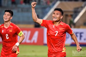 Суан Мань празднует второй гол. (Фото: Тхань Дат)