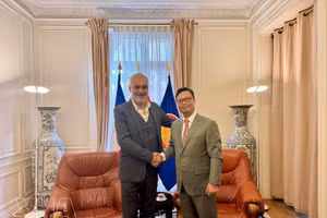 Посол Вьетнама во Франции Чинь Дык Хай принял и провёл рабочую встречу с членом Политбюро Французской коммунистической партии (ФКП), ответственным за связи с Вьетнамом Тайланом Коскуном. (Фото: ВИА)