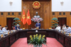 Премьер-министр Фам Минь тьинь председательствует на заседании Постоянного комитета Правительства по вопросам подготовки к реализации проекта строительства национального резервного хранилища сырой нефти в Нгишоне (провинция Тханьхоа). (Фото: VGP)