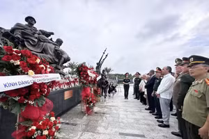Участники церемонии возлагают цветы к Мемориалу в Музее военной истории Вьетнама. (Фото: ВИА)