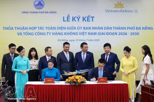Представители Народного комитета города Дананга и Vietnam Airlines подписывают соглашение о расширении сотрудничества в целях развития авиасообщения и туризма. (Фото: ВИА)