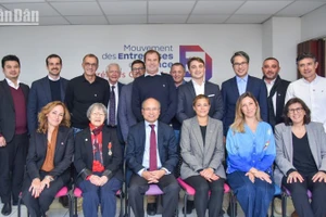 Посол Динь Тоан Тханг подтвердил готовность оказывать поддержку рабочим делегациям и французским предприятиям в продвижении преимуществ и богатого потенциала департамента Восточные Пиренеи. (Фото: Минь Зюи)