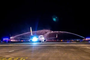 Первый чартерный рейс из Шэньчжэня (Китай) в международный аэропорт Вандон (Куангнинь) был встречен водяной аркой.