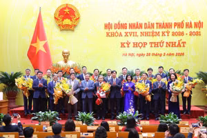 Руководители городского парткома и Народного совета города вручили цветы и поздравили товарищей, избранных на должности председателя Народного комитета, заместителей председателя Народного комитета и членов Народного комитета города Ханоя XVII созыва на срок 2026–2031 годов. (Фото: ВИА)