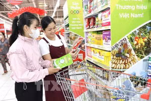 Покупатели совершают покупки в супермаркете. (Иллюстративное фото: ВИА)