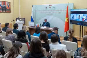 Общий вид круглого стола.