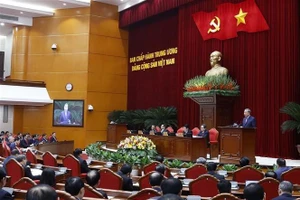 Генсекретарь То Лам выступает с вступительной речью на 15-м пленуме ЦК КПВ XIII созыва. (Фото: ВИА)