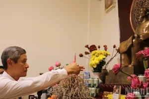 Посол Вьетнама в Камбодже Нгуен Минь Ву воскуряет благовония в память о Президенте Хо Ши Мине. (Фото: Хюи Ву)