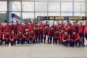 Тренерский штаб и футболисты сборной U17 Вьетнама в аэропорту Нойбай перед вылетом.