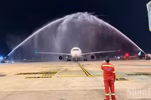 Рейс WE271 авиакомпании Parata Air был встречен водной аркой – торжественной церемонией приветствия, принятой в авиационной отрасли.