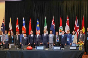 Министр промышленности и торговли Нгуен Хонг Зиен и делегация принимают участие в мероприятии.