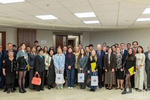 Организационный комитет, жюри и участники фотографируются на память.