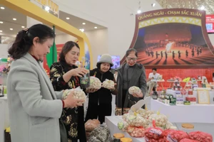 Многочисленные изделия с разнообразным дизайном, отражающие региональную специфику, представленные на стенде провинции Куангнгай на Весенней ярмарке – 2026, привлекли большое количество посетителей и покупателей. (Фото: ВИА)