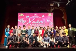 Участники программы «Весна на Родине» фотографируются на память. (Фото предоставлено Посольством Вьетнама в Швеции)