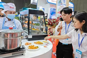 Потребители знакомятся с экспортной рыбной продукцией на выставке Vietfish. Фото: Нгок Ань 