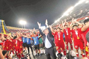 «Как будто с нами Дядюшка Хо в день великой победы...» — с гордостью поют футболисты сборной U22 Вьетнама.