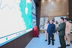 [Фото] Премьер-министр Фам Минь Тьинь проверил работу по обеспечению общественного порядка, безопасности и правопорядка