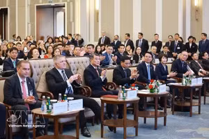 Премьер-министр Правительства Ле Минь Хынг и Премьер-министр Словацкой Республики Роберт Фицо принимают участие во Вьетнамско-словацком бизнес-форуме 2026 года. (Фото: ВИА)
