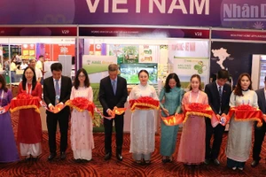 Делегаты разрезают ленту на церемонии открытия Вьетнамской торговой ярмарки в Камбодже 2025 года. (Фото: Хюи Ву)