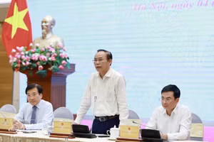 Заместитель министра Министерства сельского хозяйства и охраны окружающей среды Фунг Дык Тиен отвечает на вопросы журналистов информационных агентств и средств массовой информации. (Фото: ВИА)