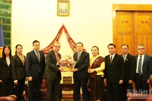 Посол Данг Минь Кхой поздравляет Посла Сипхандона Ойбуабудди и сотрудников Посольства Лаоса в России.