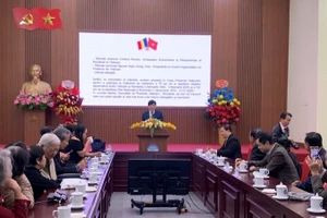 Председатель Общества вьетнамско-румынской дружбы Хо Куанг Лой выступает на встрече.