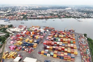 Вьетнаму необходим коренной сдвиг в мышлении и подходах к продвижению торговли, поскольку страна стремится наращивать экспорт и обеспечивать его устойчивость. На фото: порт SOWATCO Лонгбинь в городе Хошимине. (Фото: ВИА)