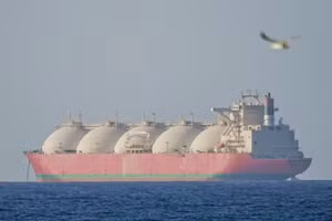 Грузовые суда ждут у побережья Омана прохода через Ормузский пролив после заключения 8 апреля 2026 года двухнедельного соглашения о прекращении огня между США и Ираном. (Фото: Anadolu Agency/ВИА)