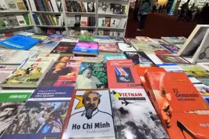 Аргентинское издательство Acercándonos Ediciones представило испаноязычным читателям книгу «Избранные произведения Хо Ши Мина», а также произведение «Три решающие битвы» кубинского журналиста Луиса Арсе. (Фото: ВИА)