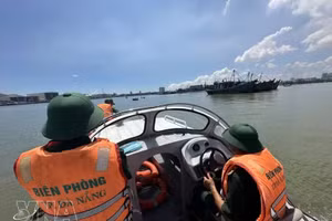 Офицеры и бойцы пограничного поста Шонча Управления пограничных войск города Дананг выполняют задачу по патрулированию в районе морских ворот Дананга. (Фото: ВИА)