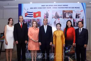 Участники фотографируются на память. (Фото: ВИА)