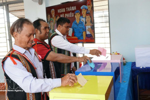 Многочисленные представители этнических меньшинств из бывшей революционной базы общины Гао (провинция Зялай) приходят голосовать с самого раннего утра. (Фото: ВИА)