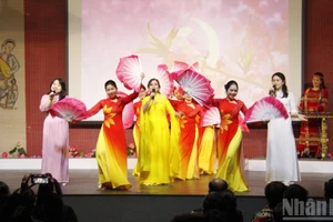 Молодое поколение вьетнамцев во Франции с большим вниманием следит за XIV съездом КПВ